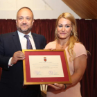 Lidia fue reconocida con la máxima distinción de El Bierzo, que le entregó el presidente del Consejo Comarcal en el recinto ferial de Camponaraya. L. DE LA MATA