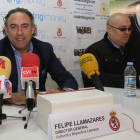 El gerente de la Cultural, Felipe Llamazares, hizo oficiales los acuerdos del club leonés al lado de Marco Antonio, derecha.