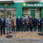 Foto de familia de la apertura de la nueva oficina de Caja Rural en Villadangos. FERNANDO OTERO