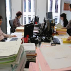 Funcionarios trabajando en Barcelona en una imagen de archivo