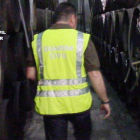 Un guardia civil en las instalaciones de la bodega clandestina.