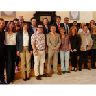 Foto de familia de miembros de la corporación de Astorga, con Martínez Majo y representantes de las agencias de viajes. JESÚS