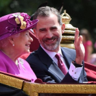El Rey Felipe VI y la Reina Isabel II en un carruaje durante la ceremonia de bienvenida por el centro de Londres