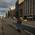 Calles de Barcelona, en la tarde de ayer. ENRIC FONTCUBERTA