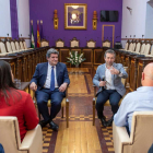 Escrivá con el alcalde de Jaén Julio Millán ayer, en el ayuntamiento de la ciudad andaluza. JOSÉ MANUEL PEDROSA