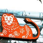 Un empleado de ING mira el exterior desde la última planta del edificio central de esta entidad.