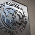 Imagen del logotipo del Fondo Monetario Internacional (FMI), colocado en la entrada de un edificio de la sede, el edificio HQ2, en Washington DC, Estados Unidos.