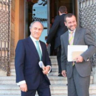 Evaristo del Canto y José María de Vega, ayer a su llegada a la sede de Caja España-Duero.