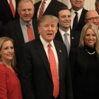 Trump (centro) posa con miembros de la asociación nacional de fiscales, en el ala este de la Casa Blanca, el 28 de febrero.