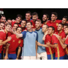 Casillas hace un selfi con sus compañeros con la nueva equipación.