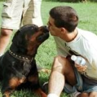 Un joven con autismo con un perro entrenado por su padre para mejorar su comunicación