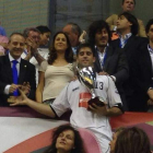 Juan Castro, ya ex del Ademar, recibe el trofeo al mejor jugador del Partido de las Estrellas.