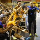 Rafa Guijosa celebra desde el banquillo un gol del Abanca Ademar en el Palacio. FERNANDO OTERO
