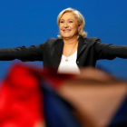Le Pen, sonriente, en su acto electoral en Villepinte, cerca de París, el 1 de mayo.