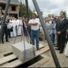 El alcalde y otras autoridades locales colocaron la primera piedra del futuro edificio
