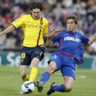 Messi, autor del gol azulgrana regatea ante el defensa del Getafe Rafa López