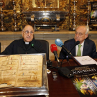 El deán, Antonio Trobajo, y el canónigo y organista Samuel Rubio, tras el Códice 23 del Archivo Catedralicio. MARCIANO PÉREZ
