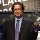 El periodista mexicano Jorge Zepeda con el trofeo que le acredita como ganador de la última edición del premio Planeta.