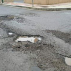 Una de las calles del municipio donde se aprecian los baches.
