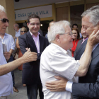 José Blanco saluda a los vecinos de la localidad valenciana de Mislata.