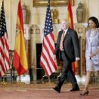 Miguel Ángel Moratinos y Condoleezza Rice se dirigen a la rueda de prensa tras su reunión de ayer