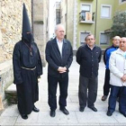 El Lambrión Chupacandiles, Antolín de Cela y varios cofrades rezando antes de la salida del nazareno