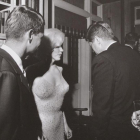 Marilyn Monroe, entre Robert y John Kennedy, de los que fue amante, aquella icónica noche de mayo de 1962.