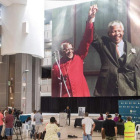 Memorial instalado ayer en Ciudad del Cabo en honor a Desmond Tutu (en la foto con Mandela). STR