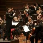 Dorel Murgu dirigiendo a la Sinfónica de León Odón Alonso