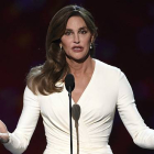Caitlyn Jenner recibe el premio ESPY Awards 2015 por su coraje, con un emotivo discurso.