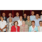 Foto de familia de los asistentes a la celebración del Día del Misionero, que se inició con un acto en el interior de la Real Colegiata de San Isidoro.