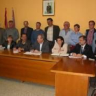 Los procuradores del PSOE, sentados, rodeados de los representantes municipales de la zona