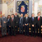 Empresarios y rectores, incluido el de León, Hermida (sexto por la izquierda) en el acto.
