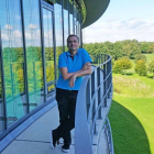Luis Álvarez en el balcón del Center of Advances European Studies and Research de Bonn. Detrás, el parque Rheinaue, es el más famoso de la ciudad