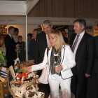 Isabel Carrasco, durante la visita a la feria acompañada por Raúl Valcarce y Jaime González.