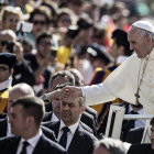 El papa Francisco saluda a los fieles.