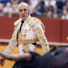 El torero leonés afincado en Salamanca, Javier Castaño, con el segundo toro de la tarde en La Maestranza sevillana. RAÚL CARO