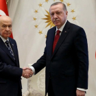 Recep Tayyip Erdogan y Devlet Bahceli, líder del ultranacionalista MHP.