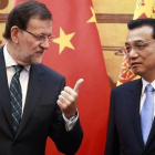 Mariano Rajoy habla con el primer ministro chino, Li Keqiang, el jueves en Pekín.
