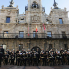 La fachada del Ayuntamiento de Astorga fue el decorado del encuentro de bandas.