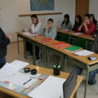 Reguero, con alumnos de viveros. Los cursos de bienestar social se salvan gracias al Plan E.