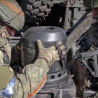 Dos soldados rusos comprueban un proyectil antimisiles. MINISTERIO DE DEFENSA DE RUSIA