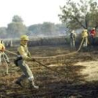 Miembros del Servicio de Extinción de Incendios en su actuación en Villamor de la Ladre (Zamora)