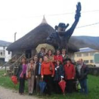 Las alcaldesas posan al lado de la palloza que se sitúa en el centro de Vega del Valcarce