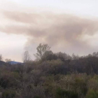 El humo se veía ayer desde distintos puntos de La Cabrera baja. DL