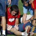 Casillas dio el susto tras lesionarse tras un choque con Cesc Fábregas