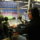 Un estudio de radio durante un partido.
