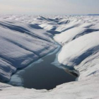 Un lago de hielo derretido en la superficie del glaciar Peterman, en una foto de archivo.