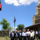 Las autoridades posan en un momento de la inauguración de la nueva espadaña y el pendón de Cunas.