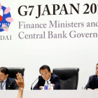 El ministro de Finanzas de Japón, Taro Aso, en el centro, con el gobernador del Banco de Japón, Haruhiko Kuroda, a la derecha en la rueda de prensa de este sábado en Sendai.